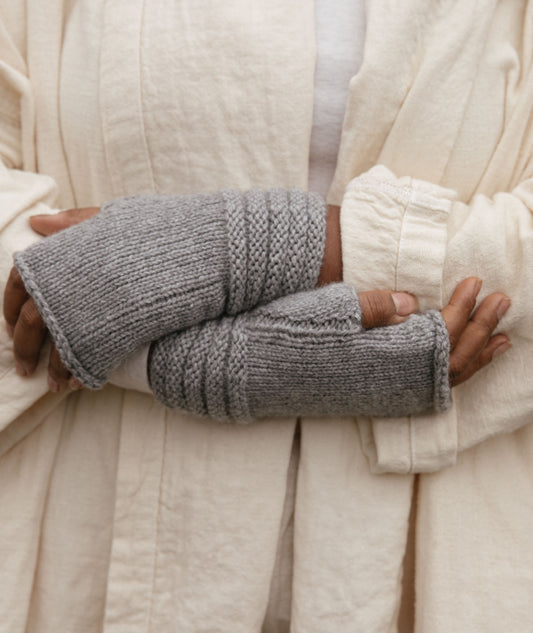 Welted Fingerless Gloves Using String Dolcetto DK